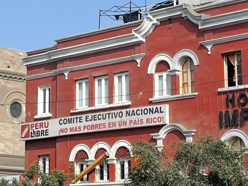 Oficina Peru Libre with slogan